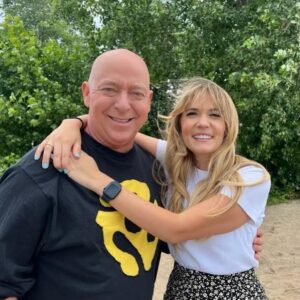 Rosalie Vaillancourt Instagram - Nous sommes les nouveaux animateurs de Sortez-Moi d’ici.

Dans le fond, je ne suis jamais sortie de là! hihi.

Je suis tellement heureuse et fière qu’on me choisisse pour animer! 
Quand j’ai fait le tournage l’an passé, je regardais les animateurs rirent de nous et je les trouvais tellement chanceux! 
Ils avaient tellement l’air d’avoir du fun et d’être propres!!
Je leur ai dit: JE VEUX ANIMER SI VOUS NE REVENEZ PAS. 
D’ailleurs, je leur ai dit tellement souvent que je crois même qu’Alex Barrette m’a bloqué.
C’était devenu un de mes rêves!
Après avoir passé par le très stressant processus d’audition…et l’attente interminable…
j’ai été appelée pour me faire dire que j’avais le poste (!!!) et en plus avec GUY JODOIN , le sex symbol et idole de ma jeunesse!

(C’est la seule personne avec qui je pouvais animer.. parce qu’on nous a bien averti qu’il n’y avait qu’un coiffeur disponible pour les deux animateurs!)

Guy Jodoin est un animateur tellement expérimenté, je vais apprendre beaucoup de lui.
Et moi,  j’ai la chance d’avoir été campeuse.
Je sais à quel point l’expérience peut être difficile mais je ne laisserai personne chialer sur le gruau!

Quand je rencontre les gens après mes shows; je constate à quel point vous avez aimé l’émission! 
Qu’elle vous a permis de vivre un précieux moment familial hebdomadaire comme on en retrouve de moins en moins à la télé. C’est plus qu’une émission où les gens font des trucs dégueux, ce sont des souvenirs, des personnalités qu’on découvre et une production qui fait travailler des centaines de personnes…Dont maintenant MOIIIIII!

J’ai hâte de vous revoir chaque dimanche en 2025! 
Bien sûr, je continue aussi ma tournée de spectacles et je vous promets d’obliger personne à manger des vers de terre si vous venez me voir en salle!

Nouvelle saison en 2025 | TVA et TVA 
#SortezMoiDici