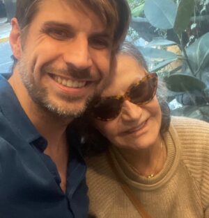 Rosamaria Murtinho Instagram - Jamais pensei que nessa etapa da vida iria ser tão feliz e realizada como nesse mês de Julho inteirinho gravando. Quando Diego me convidou para protagonizar seu filme, um turbilhão de sentimientos me dominou, logo eu que tanto luto para que mulheres atrizes da minha idade tenham espaço na TV, no teatro e no cinema, me senti afortunada e agradecida ao universo. Foi um mês intenso, mas todo amor que recebi dos colegas e que retribui a eles foi meu maior motor, essa nova personagem me reinventou por dentro e por fora. Gostaria de deixar registrado toda minha gratidão, palavras não são capazes de descrever, eu sou a mulher mais feliz do mundo por ter vivido esse misto de emoções durante esses dias. E esperem porque logo teremos É TEMPO DE AMORAS 🙏❤️