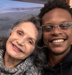 Rosamaria Murtinho Instagram - Jamais pensei que nessa etapa da vida iria ser tão feliz e realizada como nesse mês de Julho inteirinho gravando. Quando Diego me convidou para protagonizar seu filme, um turbilhão de sentimientos me dominou, logo eu que tanto luto para que mulheres atrizes da minha idade tenham espaço na TV, no teatro e no cinema, me senti afortunada e agradecida ao universo. Foi um mês intenso, mas todo amor que recebi dos colegas e que retribui a eles foi meu maior motor, essa nova personagem me reinventou por dentro e por fora. Gostaria de deixar registrado toda minha gratidão, palavras não são capazes de descrever, eu sou a mulher mais feliz do mundo por ter vivido esse misto de emoções durante esses dias. E esperem porque logo teremos É TEMPO DE AMORAS 🙏❤️