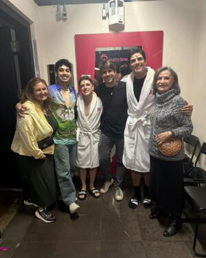 Rosamaria Murtinho Instagram - Eletrizante a interpretação de @reynaldogianecchini, soberbo, em @priscillarainhadodesertobr 

Recomendo a todos que gostam do bom teatro musical.