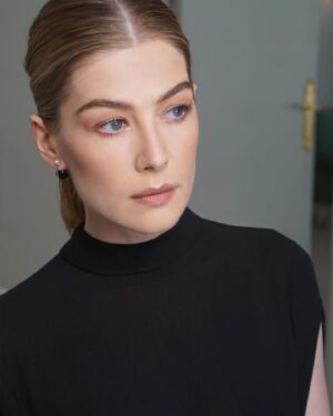 Rosamund Pike Instagram - Exceptionally beautiful time at the Rodin museum watching the @dior Haute Couture show. Mirrored and embroidered wall panels by the late great Faith Ringgold depicted athletes in all disciplines and sports, providing counterpoint to the physiques of models draped and tailored in exquisite pleating, metallic jersey, feathers and ribboned fabric. Movement was an essential part of this show. And I have tried to capture bodies in motion. Architecture of the body celebrated by fine architecture of clothes. Maria Grazia has outdone herself today. A shining show!!! My hair and makeup done by @valeriaferreiramakeup and @davidebarbieri_