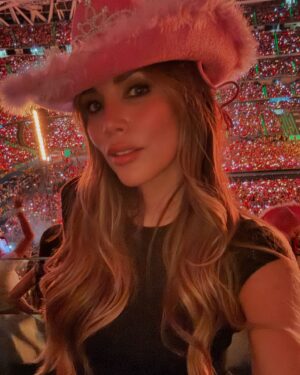 Rosanna Zanetti Instagram - Ayer no solo fue un concierto sino toda una experiencia. ⚡️🌈🌼💖🧜🏼‍♀️
Nos queda claro por qué es la Bichota! @karolg