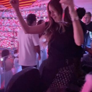 Rosanna Zanetti Instagram - Ayer no solo fue un concierto sino toda una experiencia. ⚡️🌈🌼💖🧜🏼‍♀️
Nos queda claro por qué es la Bichota! @karolg
