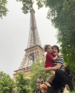 Rosanne Mulholland Instagram - Viajar em família é altamente recomendado! Pode ser pra cidade vizinha, pro campo, pro outro lado do mundo... A conexão é o maior ganho, a maior joia, o que é realmente fundamental. ❤️

#PraTodosVerem Uma sequência de fotos aos pés da Torre Eiffel, em Paris. Na primeira, Rosanne, mulher branca de cabelos castanhos e curtos, abraça seu filho de 3 anos, e Marcos, homem branco de cabelos curtos que usa boné, está agachado junto a eles. Todos estão sorridentes. Na segunda foto, Rosanne e seu filho estão em pé, alegres de braços pra cima. Na terceira foto há um brinde com 3 taças, sendo duas com espumante e uma com suco. NA quarta foto, Rosanne está animada agarrada a seu filho. Na última foto, o filho Davi dança enquanto Marcos observa sentado de costas. Todas as fotos são muito alegres e cheias de amor. Fim da descrição.