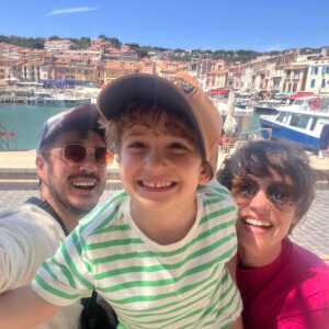 Rosanne Mulholland Instagram - Em família ❤️
Bisous.

#PraTodosVerem Marcos, homem branco de óculos escuros e boné, Rosanne, mulher branca de cabelos castanhos curtos e óculos escuros, e Davi ao meio, menino de 3 anos de boné com um sorriso iluminado. Ao fundo, um porto charmoso. Fim da descrição.