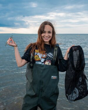 Rose Williams Instagram - had a lovely evening with @projectseagrass and @wwf_uk harvesting seagrass on the Isle of Wight 🌊🌸 Seagrass is the world’s only flowering plant capable of living in seawater, and globally it captures carbon up to 35 times faster than tropical rainforests, accounting for 10-18% of total ocean carbon storage despite covering less than 0.1% of the seafloor. @wwf_uk supports seagrass restoration with Project Seagrass in the Solent, in North Wales and in the Firth of Forth in Scotland 🌊🌸💚 our oceans never cease to amaze me 🌱
