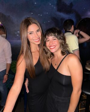 Roselyn Sánchez Instagram - Last night was epic!!
Great night laughing non stop with @nochedejevas and spending time with people I LOOOOOOOOVE!!

🇵🇷… you’re amazing! 
La pasamos increíble! Les voy a decir algo, el talento en Puerto Rico es para pelos’… el elenco de @teatrobreve y todas las jevas… shiiiiiiiiiit…. otro nivel!! Simplemente brutal verlas en tarima 🙌

@diariomujerycafemovie