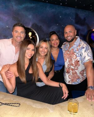 Roselyn Sánchez Instagram - Last night was epic!!
Great night laughing non stop with @nochedejevas and spending time with people I LOOOOOOOOVE!!

🇵🇷… you’re amazing! 
La pasamos increíble! Les voy a decir algo, el talento en Puerto Rico es para pelos’… el elenco de @teatrobreve y todas las jevas… shiiiiiiiiiit…. otro nivel!! Simplemente brutal verlas en tarima 🙌

@diariomujerycafemovie