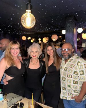 Roselyn Sánchez Instagram - Last night was epic!!
Great night laughing non stop with @nochedejevas and spending time with people I LOOOOOOOOVE!!

🇵🇷… you’re amazing! 
La pasamos increíble! Les voy a decir algo, el talento en Puerto Rico es para pelos’… el elenco de @teatrobreve y todas las jevas… shiiiiiiiiiit…. otro nivel!! Simplemente brutal verlas en tarima 🙌

@diariomujerycafemovie