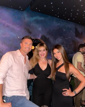 Roselyn Sánchez Instagram - Last night was epic!!
Great night laughing non stop with @nochedejevas and spending time with people I LOOOOOOOOVE!!

🇵🇷… you’re amazing! 
La pasamos increíble! Les voy a decir algo, el talento en Puerto Rico es para pelos’… el elenco de @teatrobreve y todas las jevas… shiiiiiiiiiit…. otro nivel!! Simplemente brutal verlas en tarima 🙌

@diariomujerycafemovie