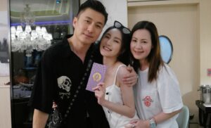 Rosina Lin Instagram - 還是這群人…懂我奇奇怪怪，陪我可可愛愛地又長大了一歲🤣🎂❤️！
@nwuuu @lam_fung_official @joelshanchung @apple_ho_ho @lamtszsin413 @tsuiwing0807 @edwinsiu @wongtsuiyu @ccandice.c @lorlorlau @fattykar @lauhawick @stefanwch @peggysiu @k.t_kary @rockyrvn @uyuoriuh
