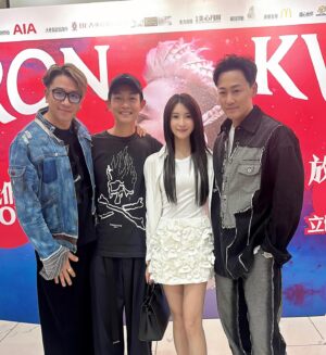 Rosina Lin Instagram - 人生買的第一張CD就是Aaron的，今日終於有機會同偶像影自拍啦，好型好帥🫶🏻🤩真係好激動開心，多謝您呈現咗一個咁精彩嘅演唱會比大家，舞台王者魅力無法擋，無論音樂舞蹈舞台效果書畫全部都好正！同屋企人睇偶像演唱會💕係幸福! 多謝小美姐同 Joanne～