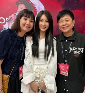 Rosina Lin Instagram - 人生買的第一張CD就是Aaron的，今日終於有機會同偶像影自拍啦，好型好帥🫶🏻🤩真係好激動開心，多謝您呈現咗一個咁精彩嘅演唱會比大家，舞台王者魅力無法擋，無論音樂舞蹈舞台效果書畫全部都好正！同屋企人睇偶像演唱會💕係幸福! 多謝小美姐同 Joanne～