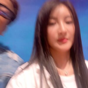 Rosina Lin Instagram - 人生買的第一張CD就是Aaron的，今日終於有機會同偶像影自拍啦，好型好帥🫶🏻🤩真係好激動開心，多謝您呈現咗一個咁精彩嘅演唱會比大家，舞台王者魅力無法擋，無論音樂舞蹈舞台效果書畫全部都好正！同屋企人睇偶像演唱會💕係幸福! 多謝小美姐同 Joanne～