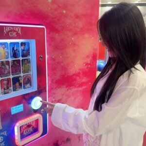 Rosina Lin Instagram - 人生買的第一張CD就是Aaron的，今日終於有機會同偶像影自拍啦，好型好帥🫶🏻🤩真係好激動開心，多謝您呈現咗一個咁精彩嘅演唱會比大家，舞台王者魅力無法擋，無論音樂舞蹈舞台效果書畫全部都好正！同屋企人睇偶像演唱會💕係幸福! 多謝小美姐同 Joanne～