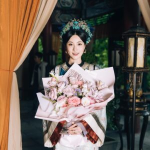 Rosina Lin Instagram - 殺青快樂！🎉這次拍攝真的非常有意義，因為我同#陳曉 終於⋯終於好同學畢業之後第一次合作了！！！而且仲要系古裝，仲要咁有發揮的角色🥹有一種完成心願的感覺，排戲時彷彿回到大學交功課的時候。除了老同學相聚又認識了很多新朋友，感謝导演張挺同所有台前幕後工作人員的照顧，真的好親切，後會有期！期待下一次的相遇！

#大生意人 #慈禧 
#原来我古装咁嘅样
#虽然每日四十度