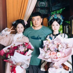 Rosina Lin Instagram - 殺青快樂！🎉這次拍攝真的非常有意義，因為我同#陳曉 終於⋯終於好同學畢業之後第一次合作了！！！而且仲要系古裝，仲要咁有發揮的角色🥹有一種完成心願的感覺，排戲時彷彿回到大學交功課的時候。除了老同學相聚又認識了很多新朋友，感謝导演張挺同所有台前幕後工作人員的照顧，真的好親切，後會有期！期待下一次的相遇！

#大生意人 #慈禧 
#原来我古装咁嘅样
#虽然每日四十度