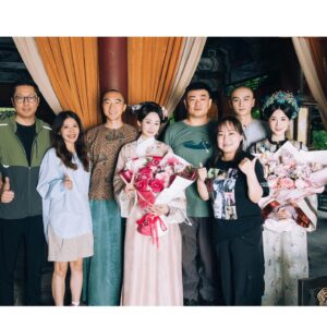 Rosina Lin Instagram - 殺青快樂！🎉這次拍攝真的非常有意義，因為我同#陳曉 終於⋯終於好同學畢業之後第一次合作了！！！而且仲要系古裝，仲要咁有發揮的角色🥹有一種完成心願的感覺，排戲時彷彿回到大學交功課的時候。除了老同學相聚又認識了很多新朋友，感謝导演張挺同所有台前幕後工作人員的照顧，真的好親切，後會有期！期待下一次的相遇！

#大生意人 #慈禧 
#原来我古装咁嘅样
#虽然每日四十度