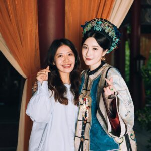 Rosina Lin Instagram - 殺青快樂！🎉這次拍攝真的非常有意義，因為我同#陳曉 終於⋯終於好同學畢業之後第一次合作了！！！而且仲要系古裝，仲要咁有發揮的角色🥹有一種完成心願的感覺，排戲時彷彿回到大學交功課的時候。除了老同學相聚又認識了很多新朋友，感謝导演張挺同所有台前幕後工作人員的照顧，真的好親切，後會有期！期待下一次的相遇！

#大生意人 #慈禧 
#原来我古装咁嘅样
#虽然每日四十度