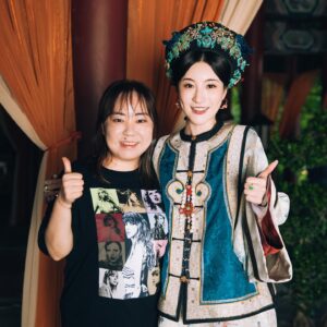 Rosina Lin Instagram - 殺青快樂！🎉這次拍攝真的非常有意義，因為我同#陳曉 終於⋯終於好同學畢業之後第一次合作了！！！而且仲要系古裝，仲要咁有發揮的角色🥹有一種完成心願的感覺，排戲時彷彿回到大學交功課的時候。除了老同學相聚又認識了很多新朋友，感謝导演張挺同所有台前幕後工作人員的照顧，真的好親切，後會有期！期待下一次的相遇！

#大生意人 #慈禧 
#原来我古装咁嘅样
#虽然每日四十度