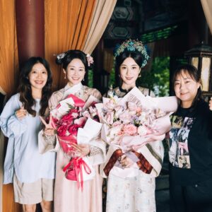Rosina Lin Instagram - 殺青快樂！🎉這次拍攝真的非常有意義，因為我同#陳曉 終於⋯終於好同學畢業之後第一次合作了！！！而且仲要系古裝，仲要咁有發揮的角色🥹有一種完成心願的感覺，排戲時彷彿回到大學交功課的時候。除了老同學相聚又認識了很多新朋友，感謝导演張挺同所有台前幕後工作人員的照顧，真的好親切，後會有期！期待下一次的相遇！

#大生意人 #慈禧 
#原来我古装咁嘅样
#虽然每日四十度