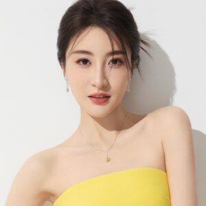 Rosina Lin Instagram - 趕得切❤️💃🏻今年送俾自己嘅生日禮物，就係實驗室培育鑽石品牌Flourishan終於出世喇💎 🎉🎉🎉
成日都覺得愛要及時，表達愛更要及時！！🫶🫶禮物好，鑽飾也好，最珍貴是本身藏著心思同情意，好想透過每一件Bling Bling 的鑽飾，讓大家都有個閃爆人生😍😍😍😍快啲關注我哋嘅網店啦！
👉 www.flourishan.com 
都可以掃我哋嘅QR code 🥰期待大家光臨同俾我寶貴的意見🌹
@flourishan.diamond 

#你哋鍾意邊款造型
#自己品牌自己上陣
#籌備5年後終於同大家見面 #labgrowndiamonds 
#黄鑽系列 VS #陽光雛菊系列