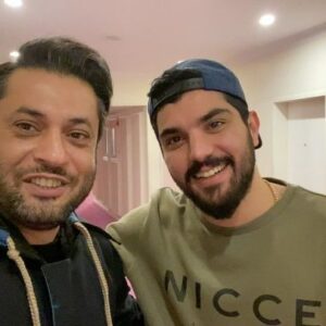 Rouzbeh Moeini Instagram - به نظر شما چه خبرى در راه است؟؟؟😉
#نوذر#حامد 
#روزبه_معینی #سينا_مهراد #فيلم #سينما #سلفي #عكس #هنر #بازيگر 
#roozbeh_moeini #art #artist #actor 
#sina_mehrad #best #❤️