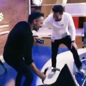 Rouzbeh Moeini Instagram - #
. تَركاشوند یا (تَركاش پیوند)مسئله این است
كرونا مى زنى قدمان/
پشه زده نُموخوام
😂🤣واى واى واى باورم نمى شه
داستانهاى من و تركاش

 اتفاقى كه در برنامه افتاد و بچه هاى كرموبله طنزش كردن😉 
نظر و پيشنهادتون در رابطه با هشتگ عصر جديد و مربى ها چيه؟
 #روزبه_معینی #هنر 
#بازیگر #زندگی #عشق #كرونا #فيلم #سينما #ويديو #سلفي#عصرجدید #مربى #موزیک #خواننده 
#roozbeh_moeini #actor #best #love #life #corona #selfie #film#asrejadid #art #train #cinema#music#show#talent