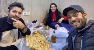 Rouzbeh Moeini Instagram - #.
همراه با رفيق عزيزم سياوش اسعدى 
 نورا هاشمى نازنين و پسرشان اوستا جان اسعدى#❤️ 
جاتون خالى كله پاچه عمو فرهنگ😋🥘🥄

#روزبه_معینی #هنر #بازیگر #زندگی #عشق #سلفي #عكس #غريزه #خواننده#شعر #شاعر #ايران #خدا 
#roozbeh_moeini  #actor #best #love #life #selfie #film #art #picture #cinema#music#talent#nature #nice #iran