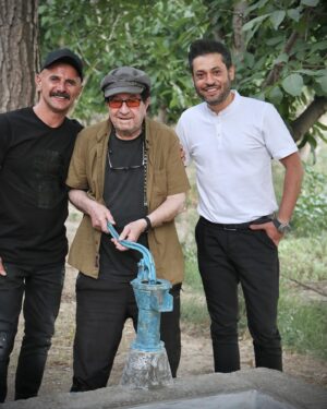 Rouzbeh Moeini Instagram - در كنار شما بودن یعنی عشق، آرامش، انگیزه
سايتون هميشه بالا سر سينما 
#❤️
استاد داريوش مهرجويى
#امين_حيايي 
#روزبه_معینی #هنر #بازیگر #زندگی #عشق #سلفي #عكس#شعر#ايران #داريوش_مهرجويي #كارگردان #موزیک #خواننده  #سينما 
#roozbeh_moeini  #actor #best #love #life #selfie #film #art #artist #mehrjooei #cinema#nature #nice #director