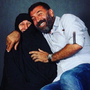 Rouzbeh Moeini Instagram - #
تو به حضرت زهرا ارادت خاصى داشتى و چه روز خاصى...
روحت شاد رفيق پر انرژى و خدا به مادرت صبر بده
🖤🙏😢
چقدر رفتن ها و گفتن تسليت ها آسون شده ...
لعنت بر كرونا !

#على_انصاريان #مرگ #عشق #مادر #كرونا