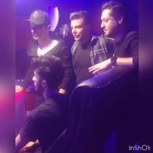 Rouzbeh Moeini Instagram - روز اولى كه ديدمت گفتم چه جوان با استعداد و كار بلدو بى حاشيه اى ...
اميدوارم كه قدر خودت و هنرت در موسيقى رو بدونى و به بى راهه نرى پسر!😲🤔😧
#موسيقى #مهراد_جم #خواننده #موزیک#مسعود_جهانی
#roozbeh_moeini #روزبه_معینی