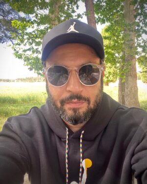 Rouzbeh Moeini Instagram - زندگی مانند رانندگی در یک دشت پر از گل است که باید از همه لحظه هاش استفاده کنیم به تفاوت اینکه در آخر جاده تابلویی به این عبارت 
نصب شده (دور زدن ممنوع)
#❤️ 
#روزبه_معینی #هنر #بازیگر #زندگی #عشق #سلفي #نمايش#طبيعت #عكس #خواننده#شعر #شاعر #ايران 
#roozbeh_moeini  #actor #best #love #life #selfie #film #art #picture #cinema#music#talent#nature #nice #iran