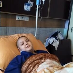 Rouzbeh Moeini Instagram - خداروشكر با دعاى خير شما عزيزان عمل جراحى عرفان انجام شد و موفقيت آميز بوده ، در حال حاضر حال جسمانيش خوبه و به بخش منتقل شد🌹🙏🌹
👌🌹 #❤️ #💙 #امین_حیایی #احسان_علیخانی #روزبه_معینی #عصرجدید #فيلم #سينما #سلفي #هشتگ #تگ #مسابقه #قهرمان #مربى #داور #برنامه #تلنت#استعداد #تبريك#هنرگسترحیایی#مريض #دعا #بيمار#انسانیت #بازيگر#سلامت 
#amin_hayai 
#roozbeh_moeini