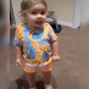 Rouzbeh Moeini Instagram - ما بچه بوديم اينا هم بچه ن ... امان از اين دهه نوديااااا
چى ميگه واقعاااااا؟؟؟؟؟
😉😂❤️👼🏻
 #بچه #هنر #انرژی_مثبت #آرامش #زندگی #كودكانه #موزیک #موسيقى 
#tiktok #love #life