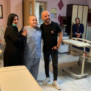 Rouzbeh Moeini Instagram - عرفان معلا با  ديدن امين جان حيايى به آرزويش رسيد👌🌹 #❤️ #💙 #امین_حیایی #احسان_علیخانی #روزبه_معینی #عصرجدید #فيلم #سينما #سلفي #هشتگ #تگ #مسابقه #قهرمان #مربى #داور #برنامه #تلنت#استعداد #تبريك#هنرگسترحیایی#مريض #دعا #بيمار#انسانیت #بازيگر 
#amin_hayai 
#roozbeh_moeini