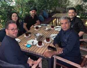 Rouzbeh Moeini Instagram - #
رفقا حالتون چطوره ؟ تا اينجاى سال جديد و روزاى كرونايى چه كردين؟
كدوم شهر هستين؟ هوا برفى يا بارونى؟ #
🙋🏻‍♂️🌱☕️🤎🤍🧡❤️🤞🏾🌨🌦#
 #روزبه_معینی #هنر #بازيگر #زندگی #عشق #كرونا #انرژى_مثبت #كروناويروس #موزیک #در_خانه_بمانیم 
#roozbeh_moeini  #actor #best #love #life #corona #selfie #film#asrejadid #art #stayhome#picture #cinema#music