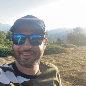 Rouzbeh Moeini Instagram - طبیعت و عشق🌱🤍
قلب من را در
مرتفع ترین کوه ها
و بلندترین درخت ها
عميق ترين اقيانوس ها
خواهی یافت
من عاشق خورشیدم
و عاشق هر ستاره ای که در آسمان هاست
و عاشق این جهان زیبا
خدايا شكرت🙏❤️🙏

#روزبه_معینی #هنر 
#بازیگر #زندگی #عشق #كرونا #فيلم #سينما #طبيعت #سلفي #موزیک#جنگل 
#roozbeh_moeini #actor #best #love #life #corona #selfie #film#asrejadid #art #train #cinema#music#nature #iran #nice#jungle #camping
