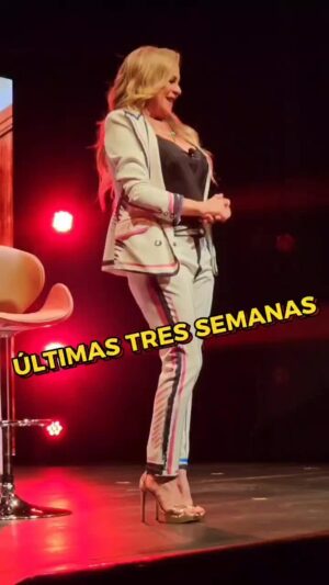 Roxana Castellanos Instagram - ¡Gracias a Dios por tanto! Últimas 3 semanas en el @telondeasfaltomx con mi monólogo @evitarpendejos, ¡listos para irnos de gira!

Gracias a mi negrito @negroaraiza por acompañarme ese día ❤️

(recuerden seguirme en mi cuenta provisional @roxcastellanosg)