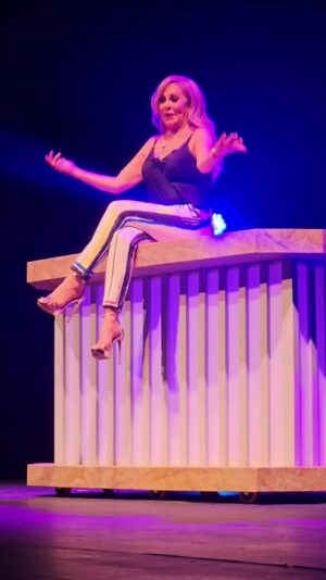 Roxana Castellanos Instagram - ¡Aprovecha el jueves de 2x1 en Ticketmaster! 🔥

Te espero en el Teatro para disfrutar de mi monólogo #CómoEvitarEnamorarseDeUnPendejo

Boletos en la bio de @evitarpendejos