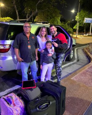 Roxana Díaz Instagram - Muy temprano nos vinimos al aeropuerto para salir unos días de vacaciones con los niños! Se lo debíamos después de haber tenido un súper año escolar....
Como siempre mi gente hermosa de @digitaxis nos fue  a buscar a la casa súper puntuales ...
.
@digitaxis es una empresa seria y que tiene muchos años en el ramo del transporte... 
con traslados dentro y fuera de Caracas @digitaxis es excelente ✅
.
#taxi #trasladosalaeropuerto #confianza #seguridad #puntualidad
