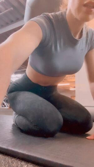 Roxanne McKee Instagram - Challenge accepted @queenmcbean I think I cheated on the first one because it was a lot harder and shakier with feet close together 😬
Can you do this challenge? 
#moveyourbody ❤️