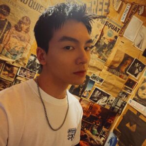 Roy Chang Instagram - 對！我屬猴🐒 這生肖T真可愛！
聽說屬猴都很皮🤔️

這小房間貼的到處都是真好看