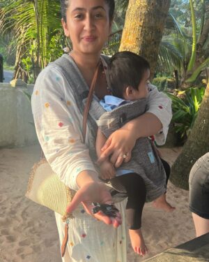 Ruchikaa Kapoor Instagram - Have my hands full… with babies and baby turtles 🐢 👶 😍 #GirlMom #WeekendLife #BytheSea