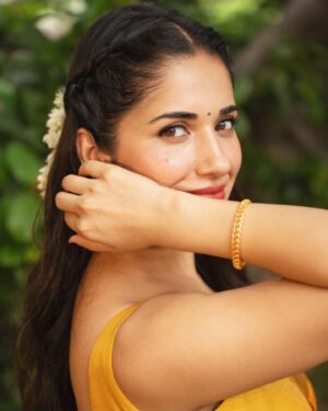Ruhani Sharma Instagram - गेंदा फूल 🌼 
.
.
.
.
.
Wearing @adhvariasilks 
Styled by @spacefashionconsultancy 
📸 @tdf.studioz
Hair @reshu_sanrao