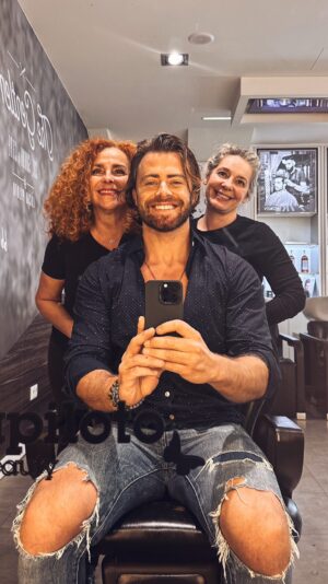 Rui Andrade Instagram - Quem já tentou deixar crescer o cabelo (para mim é novidade), sabe o quão trabalhoso é, e sabe bem a sensação de querer desistir do processo! 
Há um ano, meti na cabeça que queria deixar crescer o meu cabelo! E hoje digo que só cheguei até aqui, porque fui acompanhado pelos melhores profissionais da @luciapilotocabeleireiros 
E recomendo-te que os visites se a tua ideia é mudar de look!! Hoje, foi mais um passo importante nesta caminhada e confesso que me começo a habituar a este cabelão! 
@fernando_karvalho @academia_lucia_piloto @clarafreitas04.cf @sonimiriam que grande trabalho! Obrigado! 
E vocês? Aprovam? 😛
___________________
___________________
#luciapilotocabeleireiros #hair #hairdresser #portugal