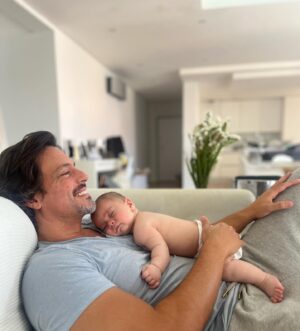 Rui Santos Instagram - E é isto❤️
Não há muito para dizer.
Adoro quando ele dorme uma sesta em cima do meu peito.
2 meses de ti meu amor.