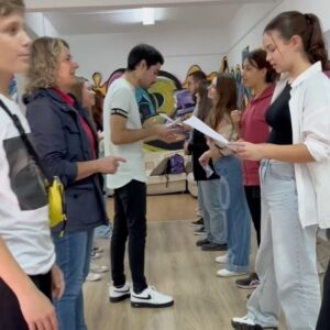 Rui Santos Instagram - Este workshop destina-se a todos aqueles que queiram ter o primeiro contacto com o trabalho de ator.
Não é necessária experiência profissional.
Primeiramente vamos focar-nos no trabalho de representação e aprender a trabalhar com as ferramentas do ator, as emoções, a voz e expressão corporal.
Iremos interpretar e representar em vários registos desde o drama à comédia textos entregues à priori.
Ensinarei a fazer um casting presencial e um digital (self tape) para poderem enviar o vosso material de vídeo para as agências de casting e publicidade.
Aprenderão as técnicas de representação para televisão, publicidade e cinema.
Ensinarei a trabalhar para câmera consoante o tipo de plano e dinâmica pretendida.
Os horários serão das 14 às 19 horas, sábado e domingo, num total de 10 horas de formação.
Número de vagas limitado.
Entrega de certificado de participação a quem completar os dois dias de formação.
Todas as informações aqui em mensagem privada na minha página de instagram.
Local: @ipdj_ip 
Saudações artísticas!
Até já😊