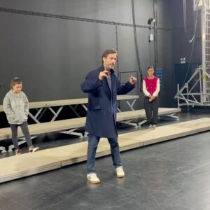 Rui Santos Instagram - Este workshop destina-se a todos aqueles que queiram ter o primeiro contacto com o trabalho de ator.
Não é necessária experiência profissional.
Primeiramente vamos focar-nos no trabalho de representação e aprender a trabalhar com as ferramentas do ator, as emoções, a voz e expressão corporal.
Iremos interpretar e representar em vários registos desde o drama à comédia textos entregues à priori.
Ensinarei a fazer um casting presencial e um digital (self tape) para poderem enviar o vosso material de vídeo para as agências de casting e publicidade.
Aprenderão as técnicas de representação para televisão, publicidade e cinema.
Ensinarei a trabalhar para câmera consoante o tipo de plano e dinâmica pretendida.
Os horários serão das 14 às 19 horas, sábado e domingo, num total de 10 horas de formação.
Número de vagas limitado.
Entrega de certificado de participação a quem completar os dois dias de formação.
Todas as informações aqui em mensagem privada na minha página de instagram.
Local: @ipdj_ip 
Saudações artísticas!
Até já😊