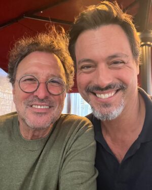 Rui Santos Instagram - 20 anos de “Inspetor Max” passaram e continuamos a fazer parte das vossas vidas.
Ontem reencontrei o meu querido amigo @oficialfernandoluis e fiquei muito feliz, é das pessoas de quem eu gosto genuína e profundamente.
Comentámos o facto de termos sido parte da Infância e adolescência de muitos portugueses.
E é com muito respeito pelo público que deixamos aqui este registo 20 anos depois.
Beijinhos e abraços para todos vocês.
Quem via e vê o “Inspetor Max” que se acuse⬇️⬇️⬇️